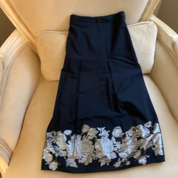 Tahari skirt, black with silver embroidery - Picture 3 of 8